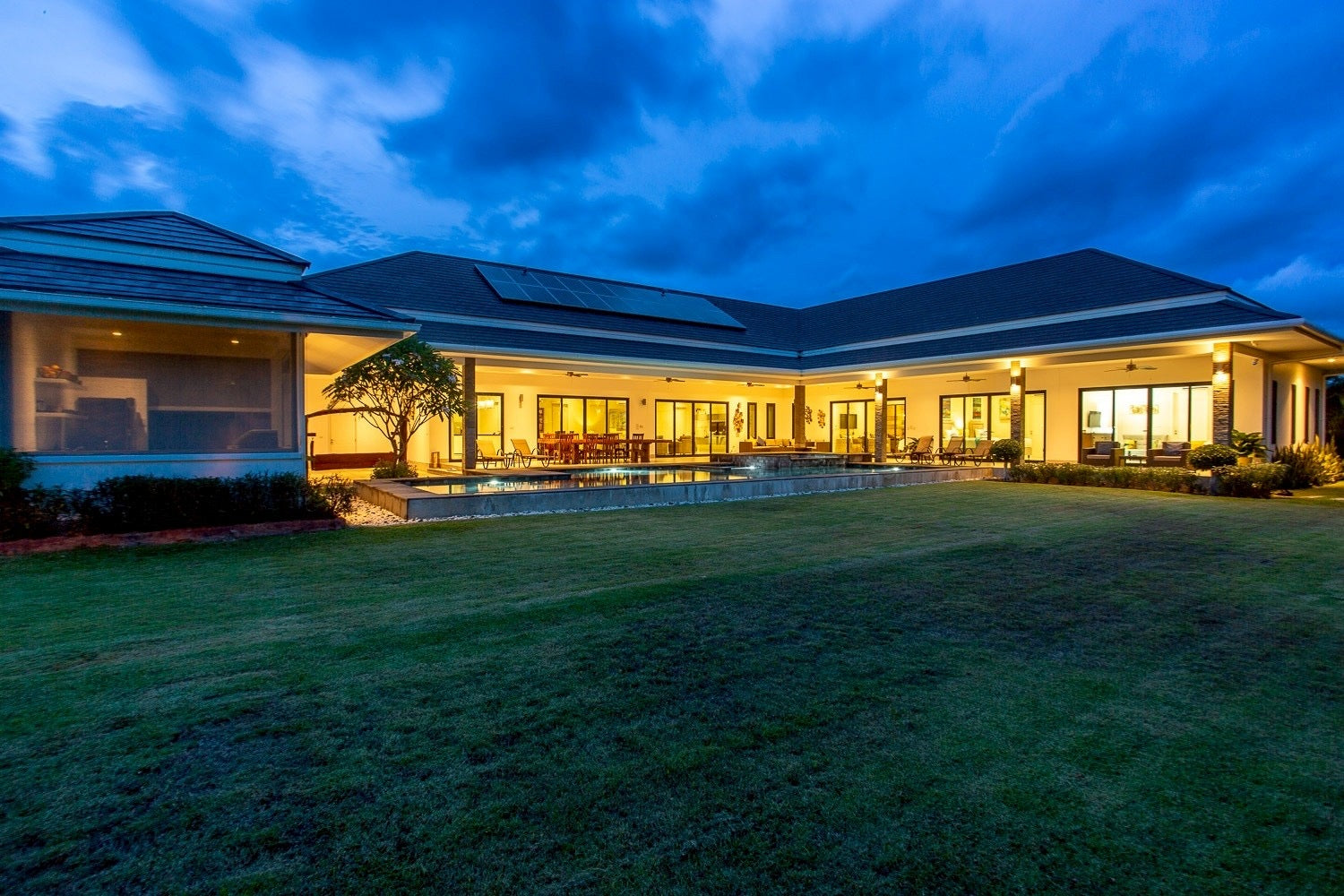 Luxuriöse Poolvilla mit 4 Schlafzimmern in Hua Hin