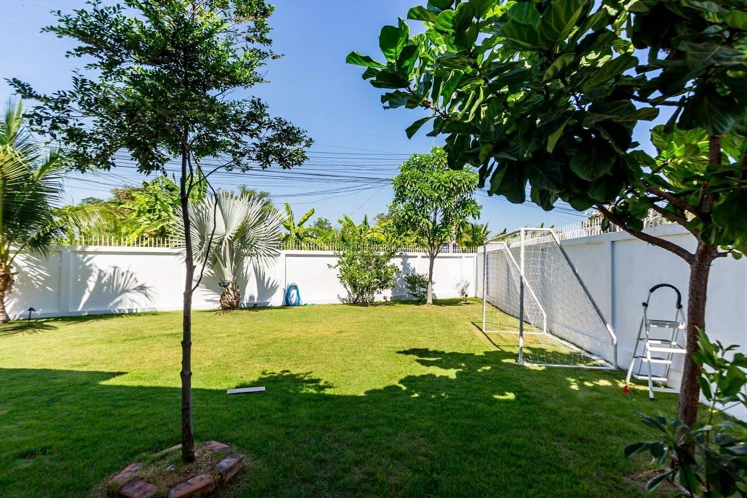 Spacious 4-Bedroom Pool Villa with Outdoor Sala in Hin Lek Fai