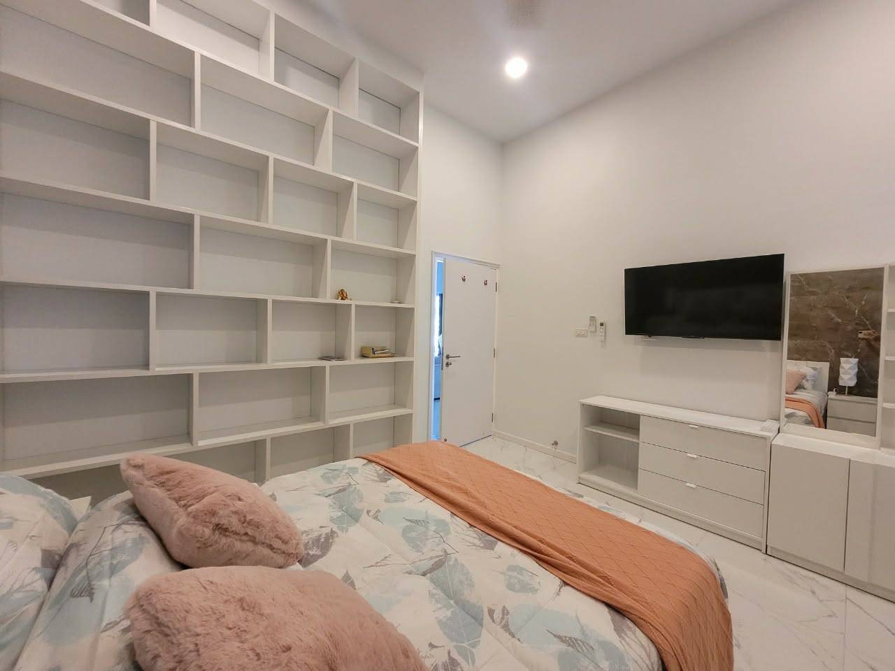 Spacious 4-Bedroom Pool Villa with Outdoor Sala in Hin Lek Fai