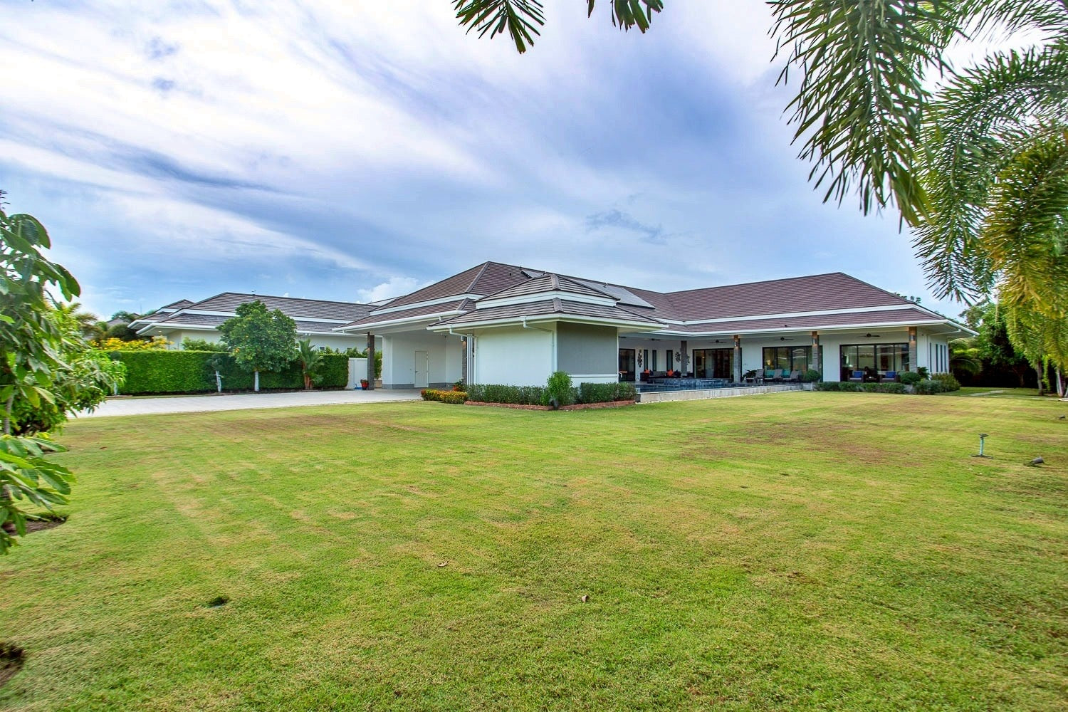 Luxuriöse Poolvilla mit 4 Schlafzimmern in Hua Hin