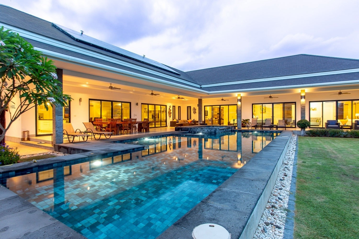 Luxuriöse Poolvilla mit 4 Schlafzimmern in Hua Hin