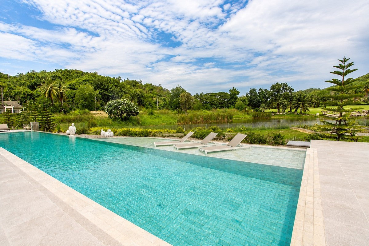 Exklusives Anwesen am Wasser im Palm Hills Golf Club