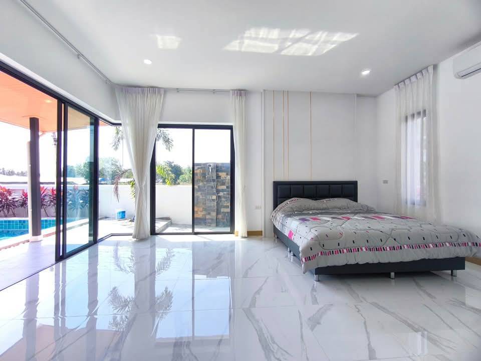 New 3-Bedroom Pool Villa in Cha-am with Jacuzzi