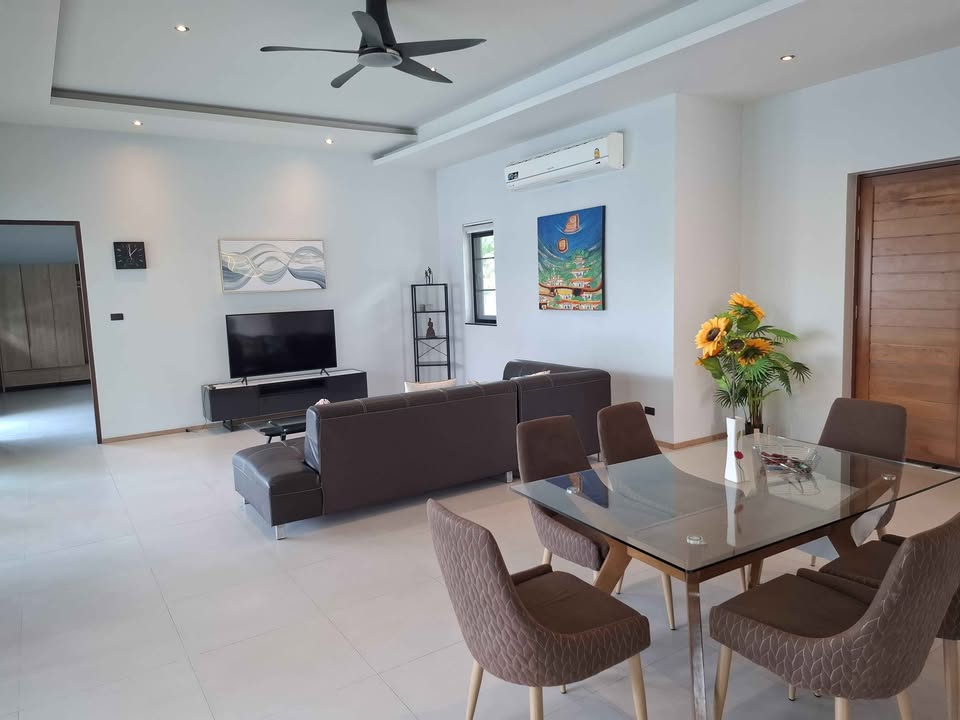 Spacious 3-Bedroom House with Large Pool in Hin Lek Fai