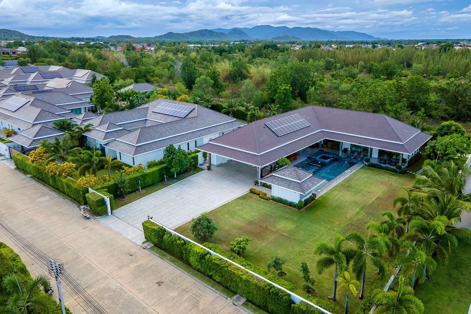 Luxuriöse Poolvilla mit 4 Schlafzimmern in Hua Hin