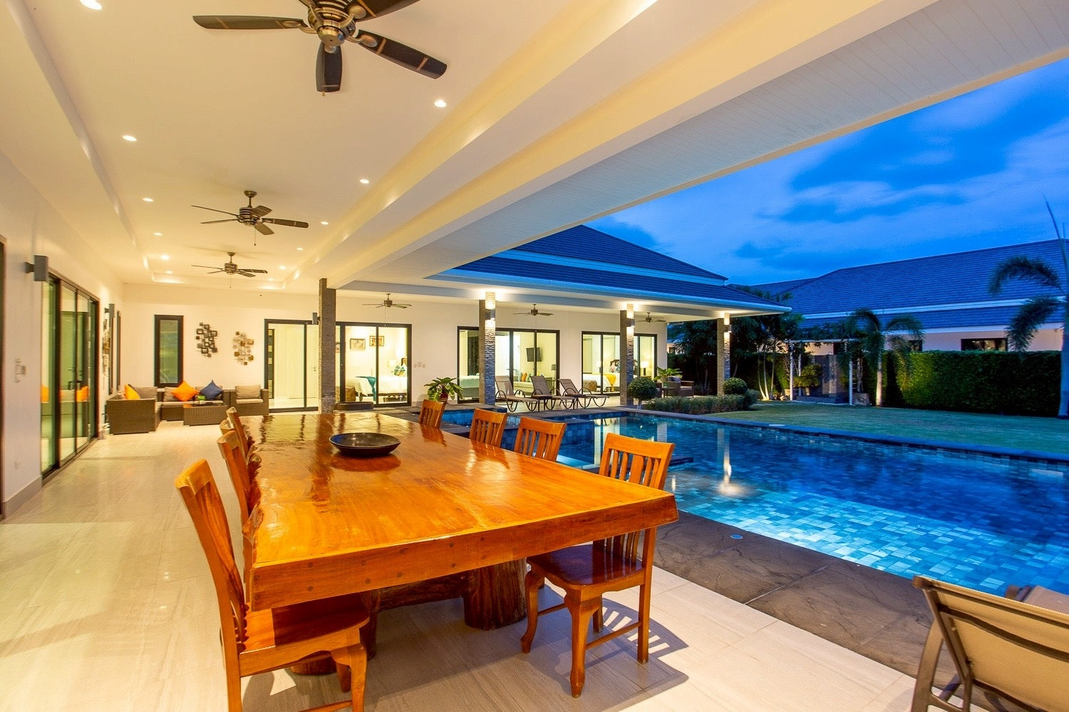 Luxuriöse Poolvilla mit 4 Schlafzimmern in Hua Hin