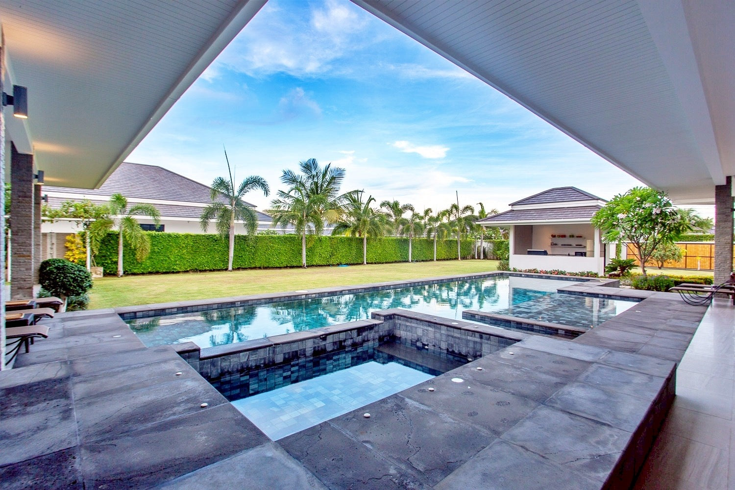 Luxuriöse Poolvilla mit 4 Schlafzimmern in Hua Hin