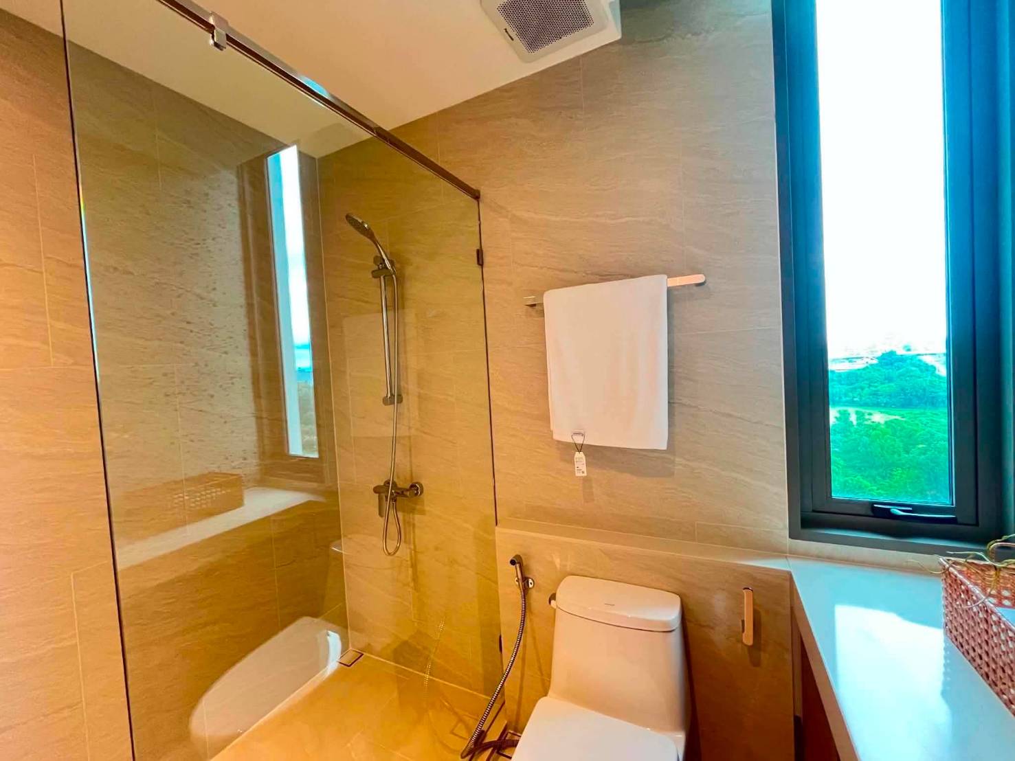 Modern 2-Bedroom Condo on Floor 8 in Vehha