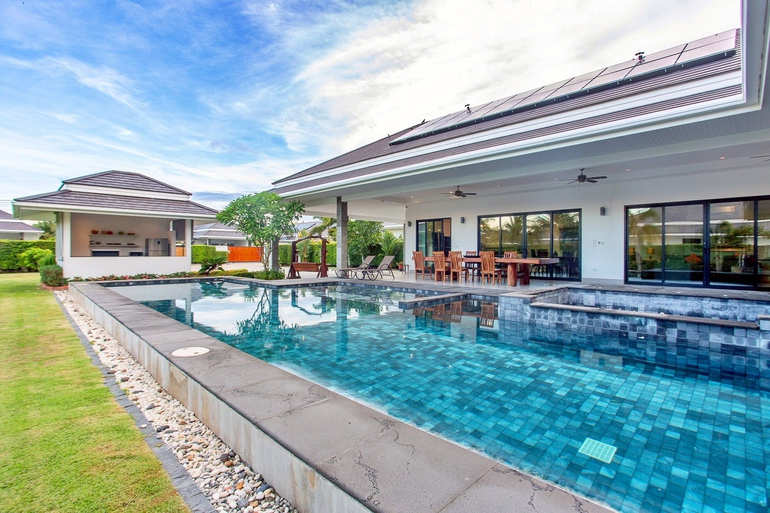 Luxuriöse Poolvilla mit 4 Schlafzimmern in Hua Hin
