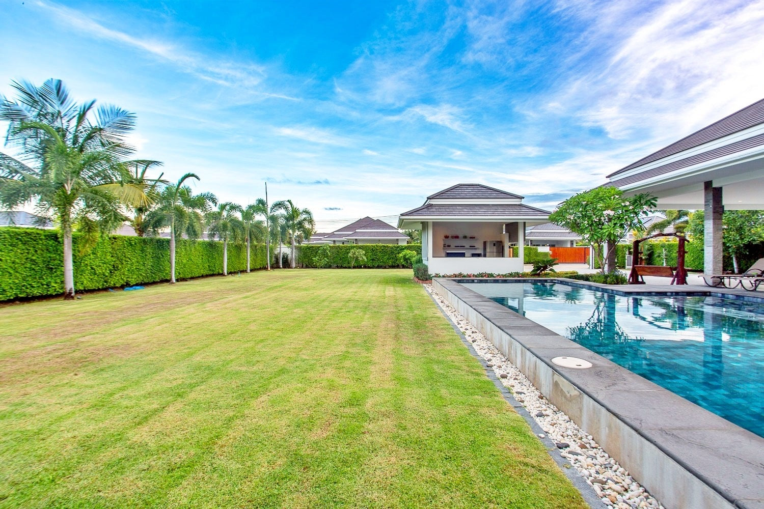 Luxuriöse Poolvilla mit 4 Schlafzimmern in Hua Hin