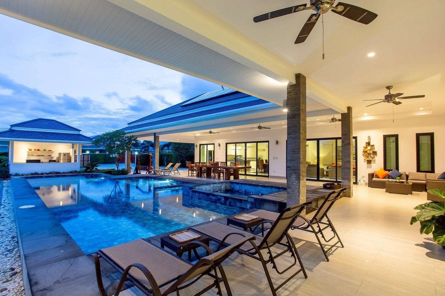 Luxuriöse Poolvilla mit 4 Schlafzimmern in Hua Hin