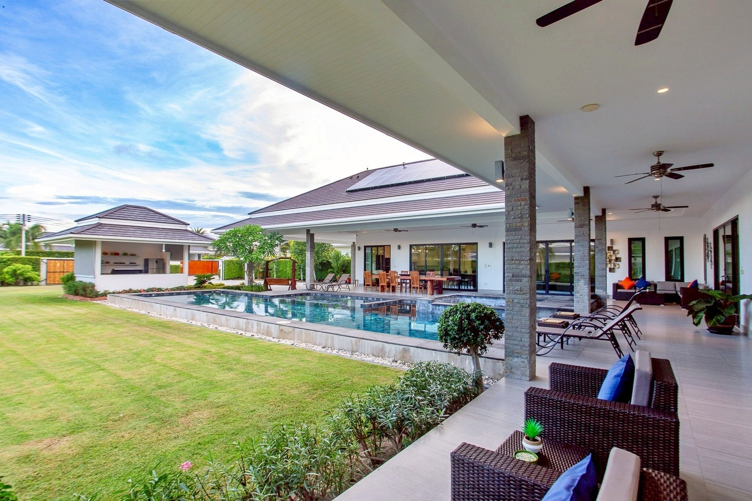 Luxuriöse Poolvilla mit 4 Schlafzimmern in Hua Hin