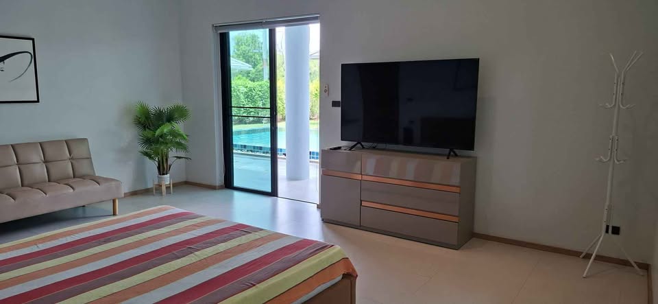 Spacious 3-Bedroom House with Large Pool in Hin Lek Fai