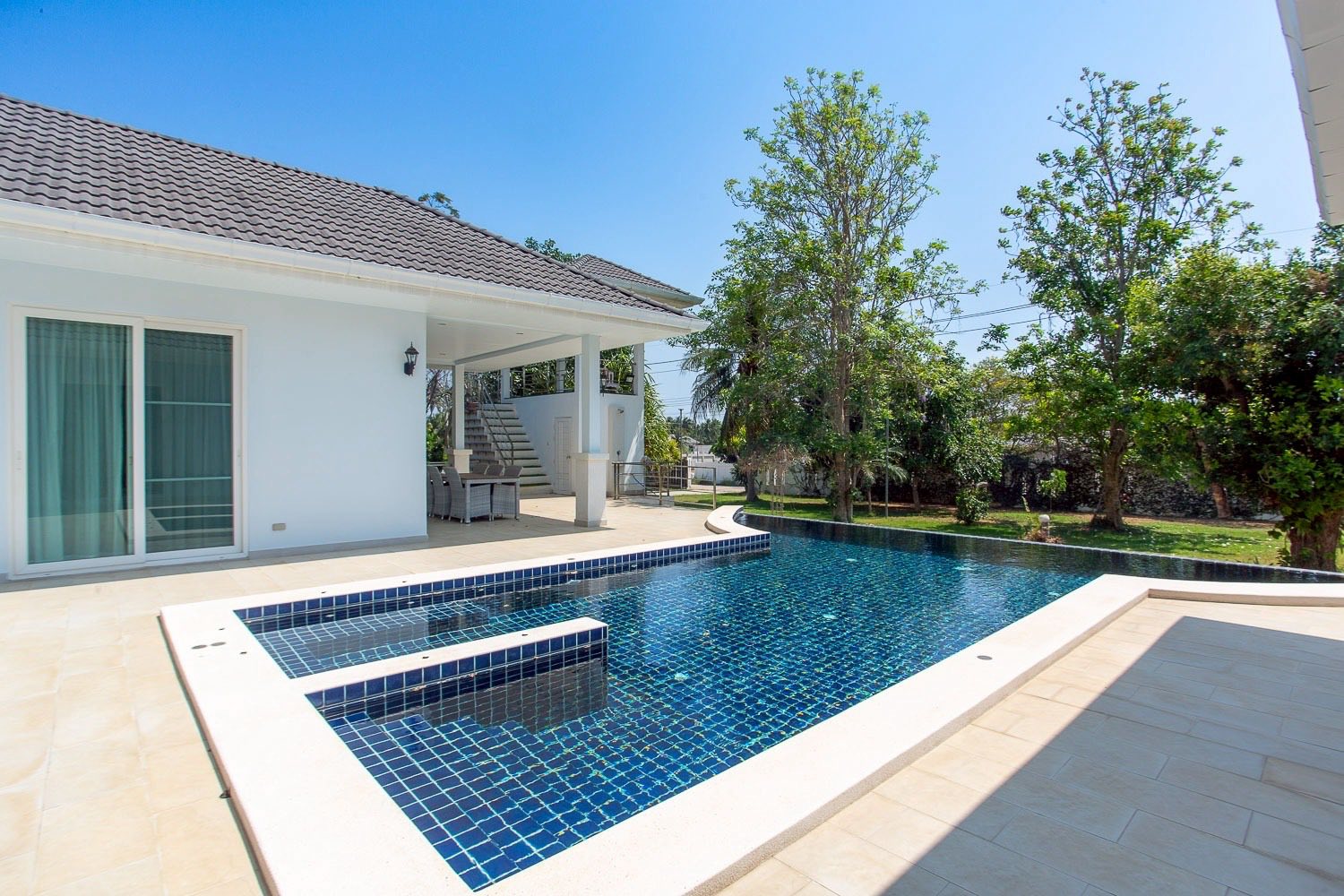 Luxuriöse Poolvilla mit 3 Schlafzimmern zum Verkauf in der Nähe von Hua Hin