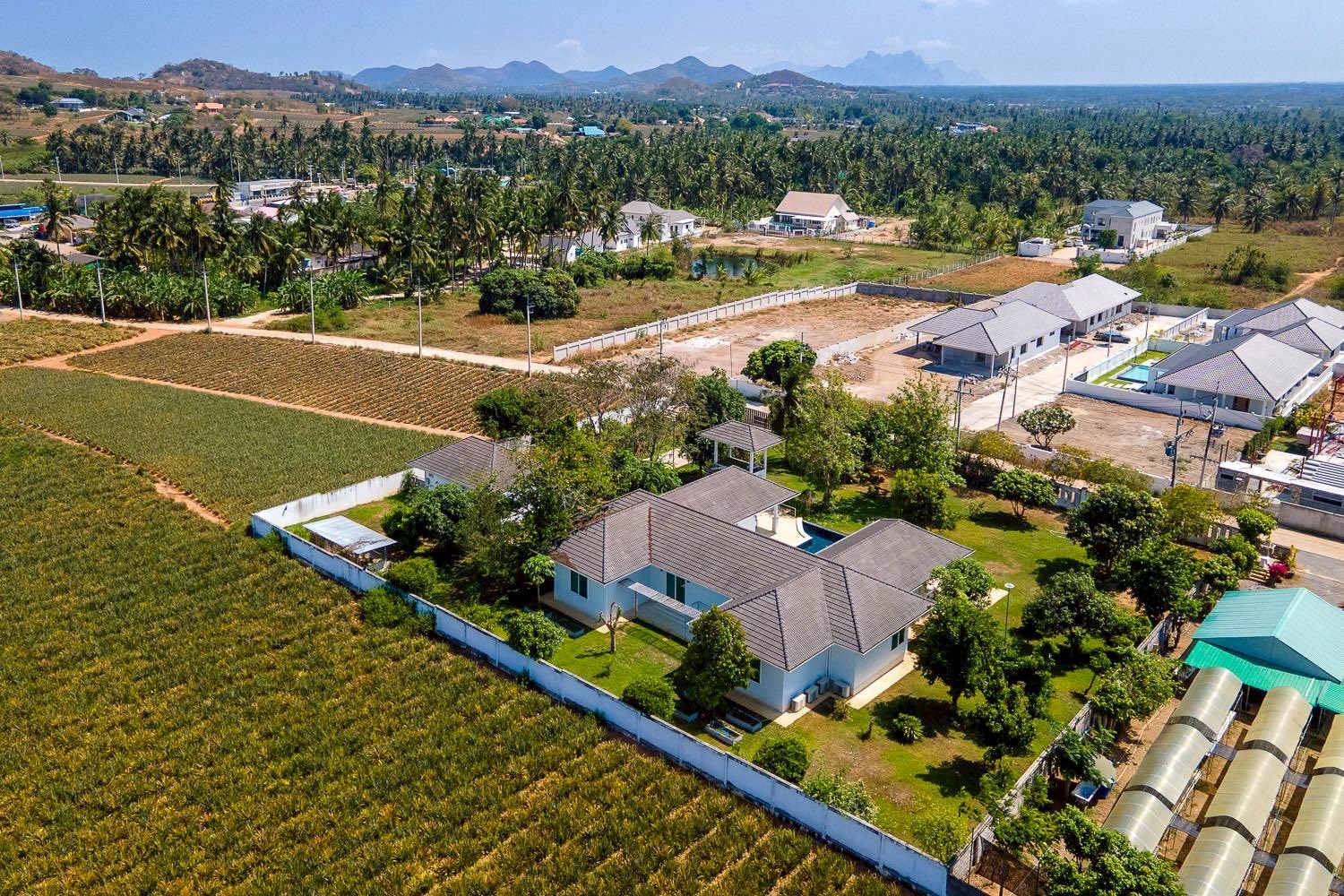 Luxuriöse Poolvilla mit 3 Schlafzimmern zum Verkauf in der Nähe von Hua Hin