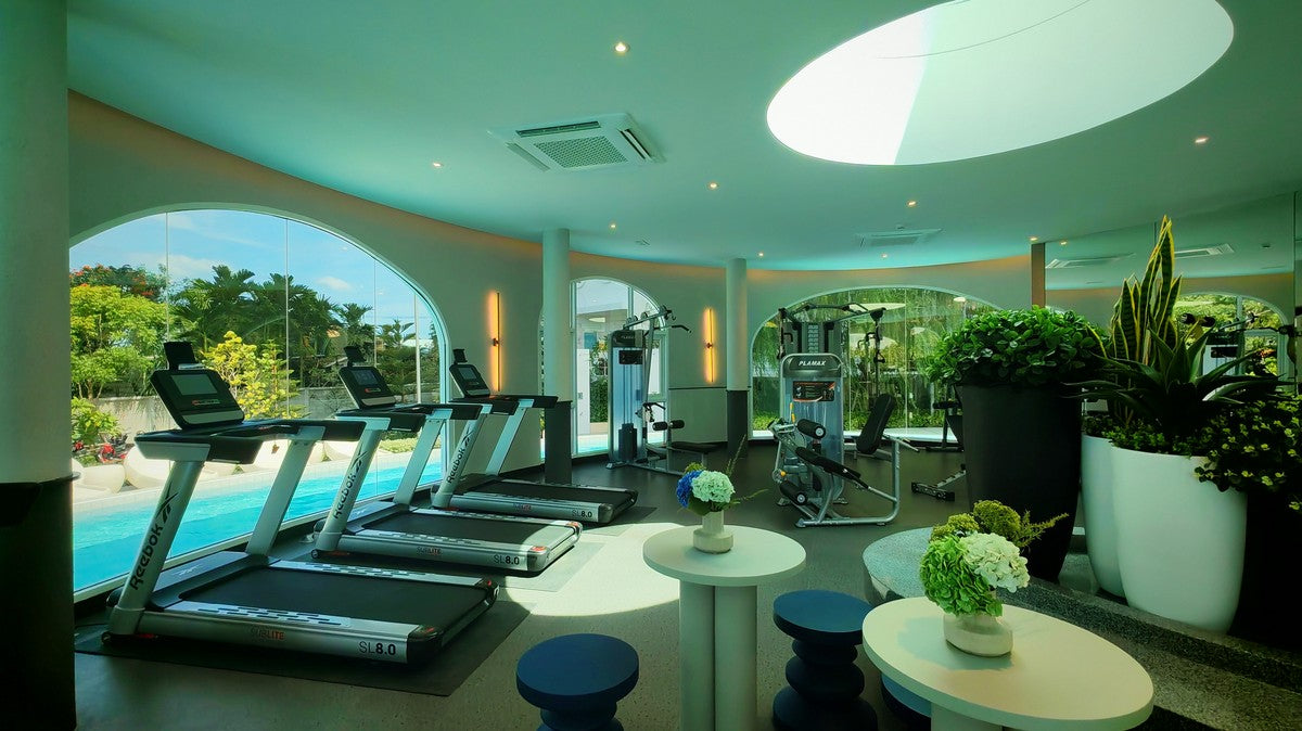 2 Bedroom Condo with Sea and Mountain View on Floor 15