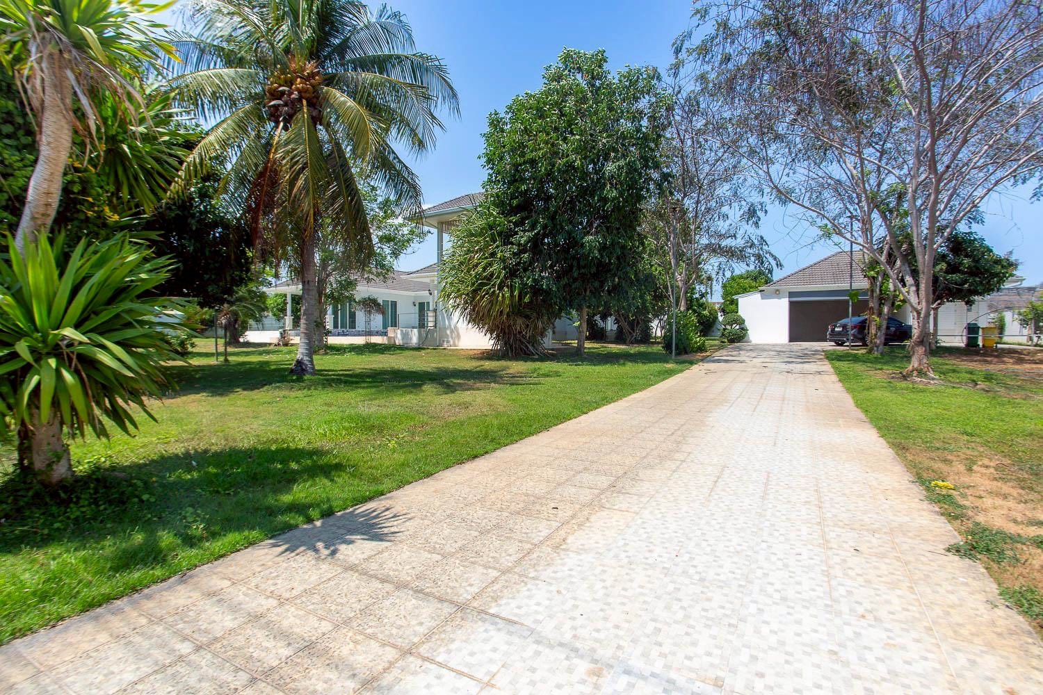 Luxuriöse Poolvilla mit 3 Schlafzimmern zum Verkauf in der Nähe von Hua Hin