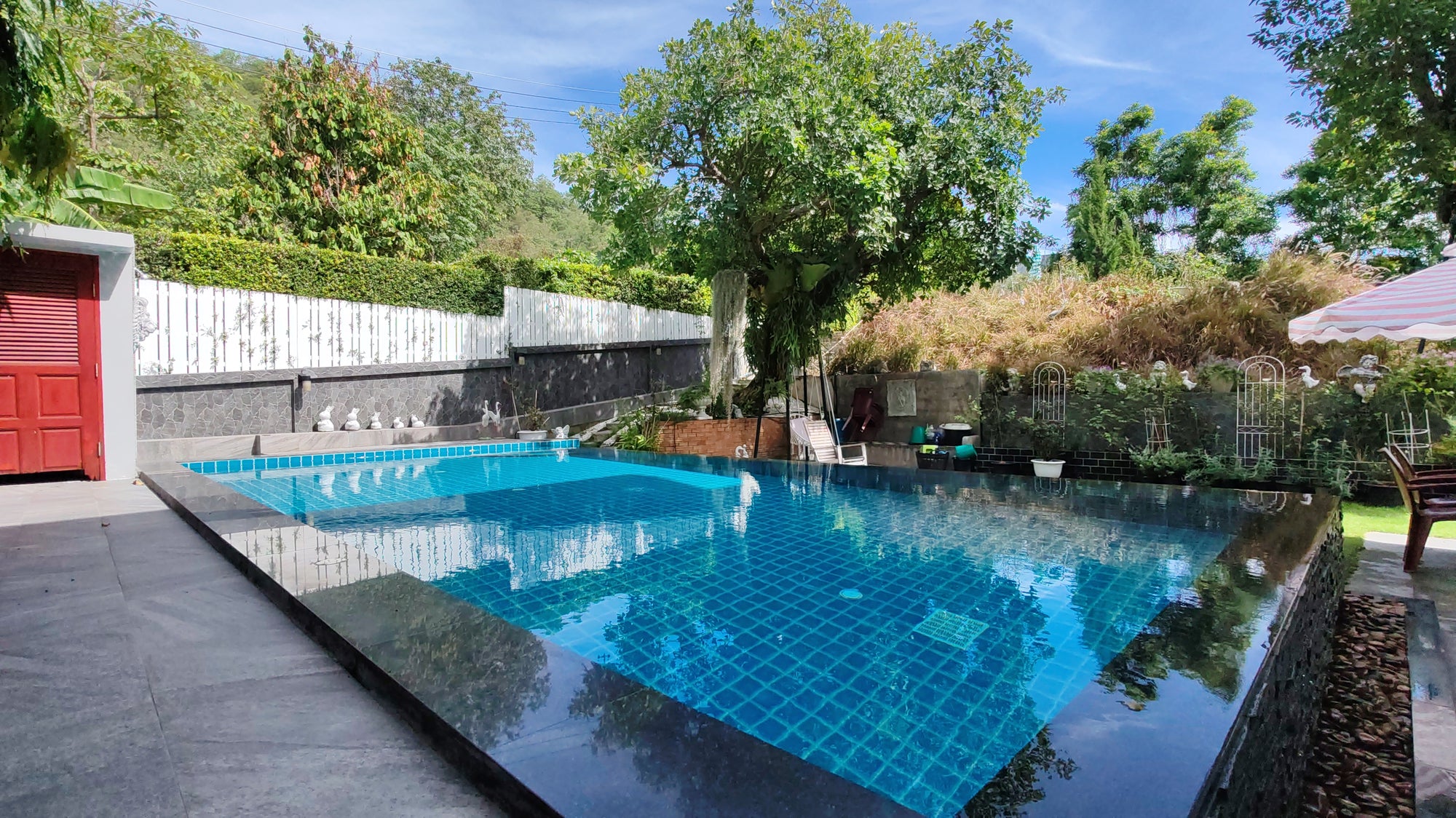 Luxury 3-Storey Sea View Home with Expansive Garden