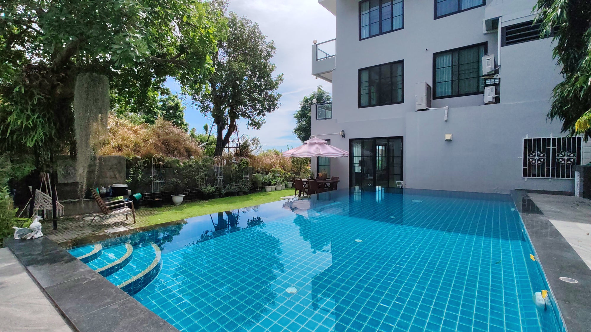 Luxury 3-Storey Sea View Home with Expansive Garden
