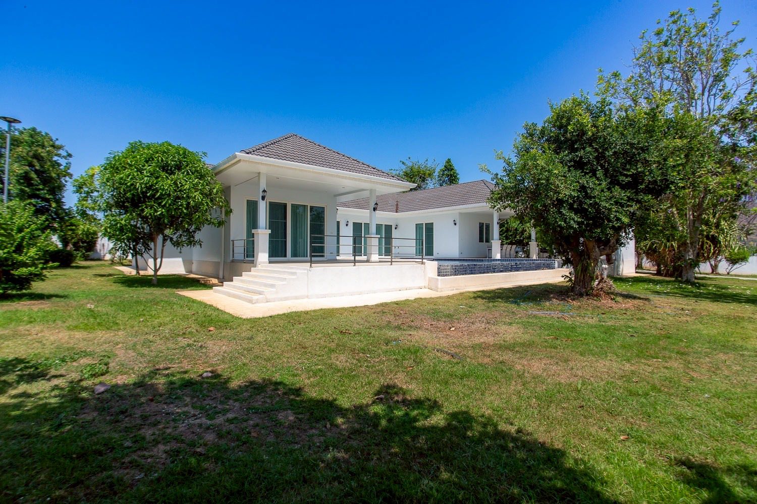 Luxuriöse Poolvilla mit 3 Schlafzimmern zum Verkauf in der Nähe von Hua Hin