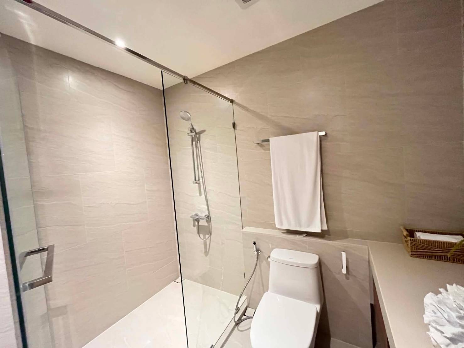 Modern 2-Bedroom Condo on Floor 8 in Vehha