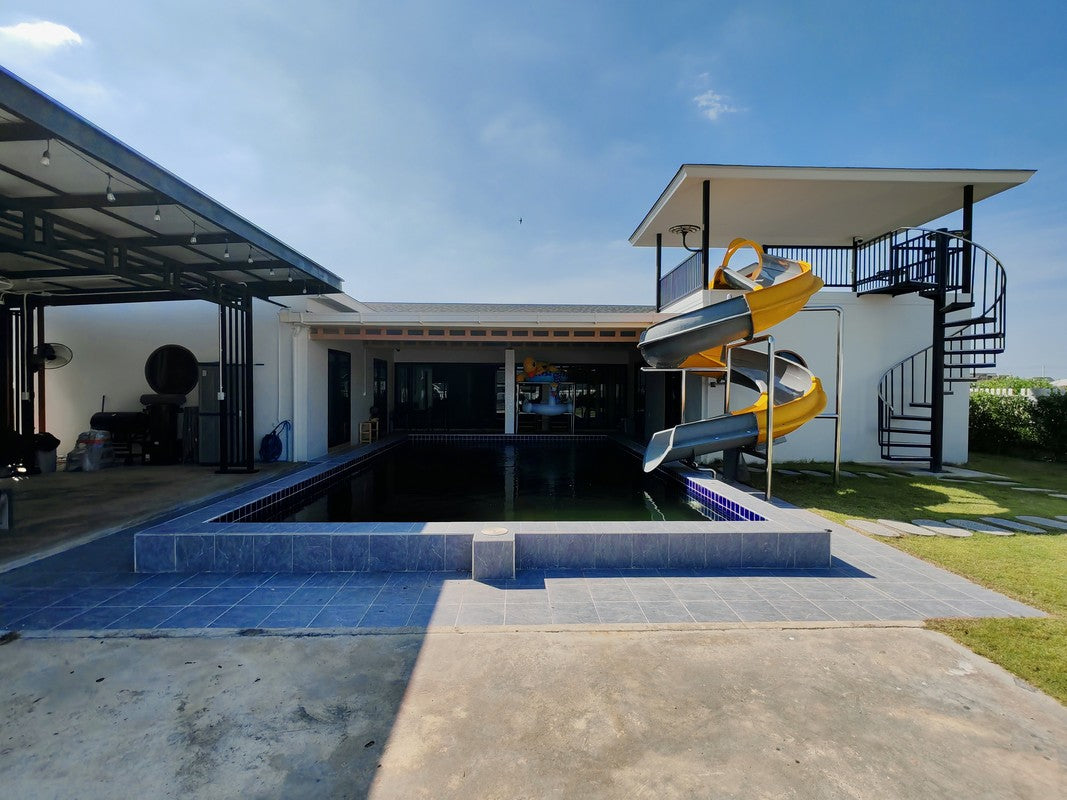 Spacious 5-Bedroom Pool Villa with Large Garden for Rent