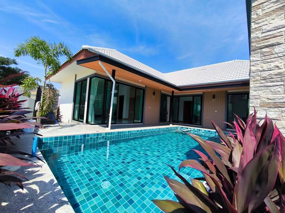 New 3-Bedroom Pool Villa in Cha-am with Jacuzzi
