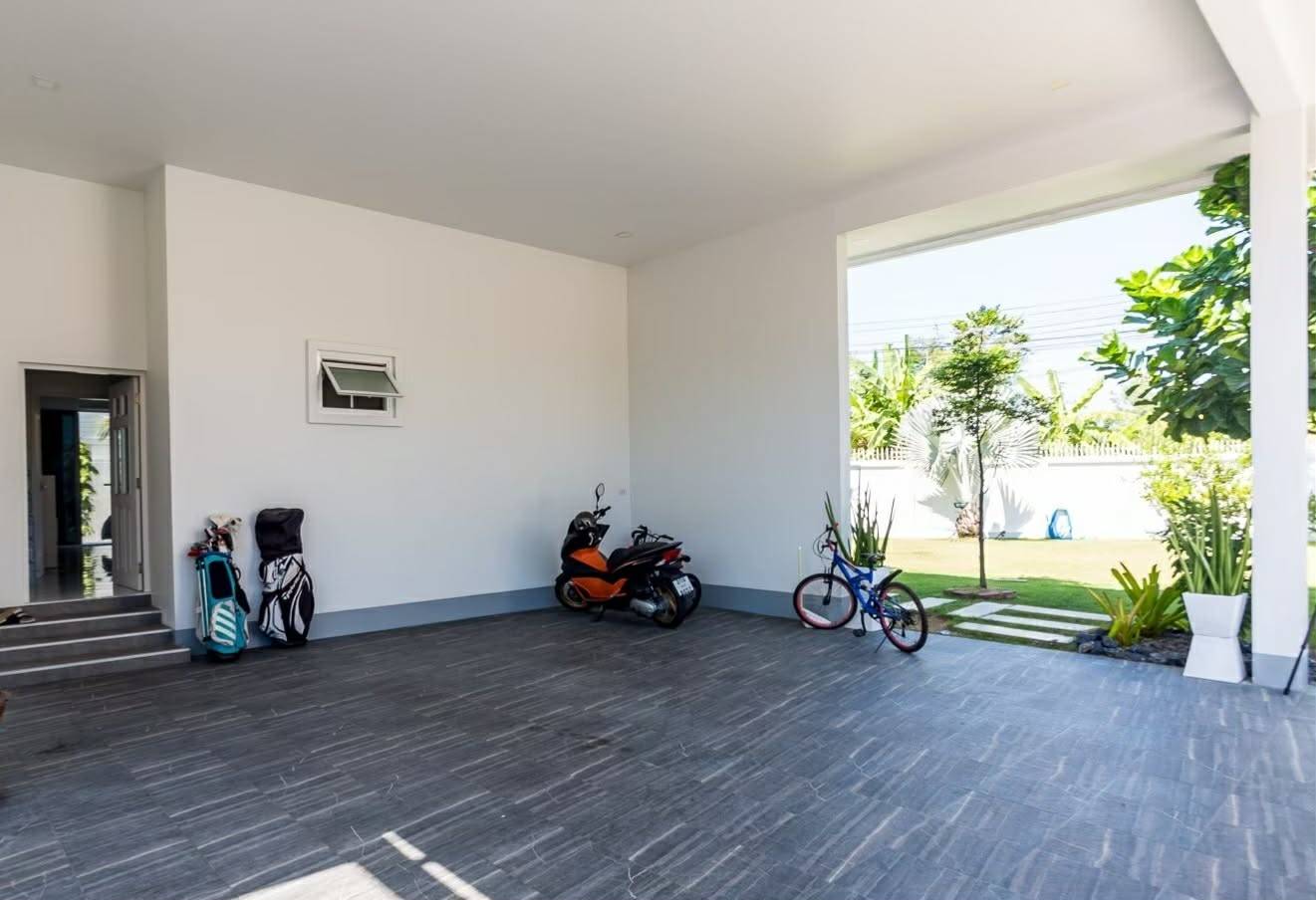 Spacious 4-Bedroom Pool Villa with Outdoor Sala in Hin Lek Fai
