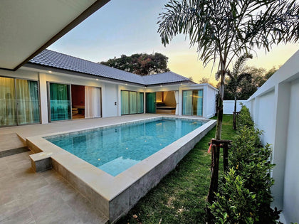 Luxuriöse U-förmige Poolvilla in Hua Hin zu verkaufen