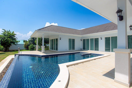 Luxuriöse Poolvilla mit 3 Schlafzimmern zum Verkauf in der Nähe von Hua Hin