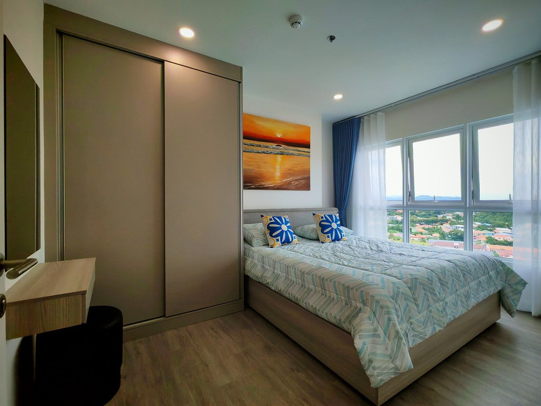 2 Bedroom Condo with Sea and Mountain View on Floor 15