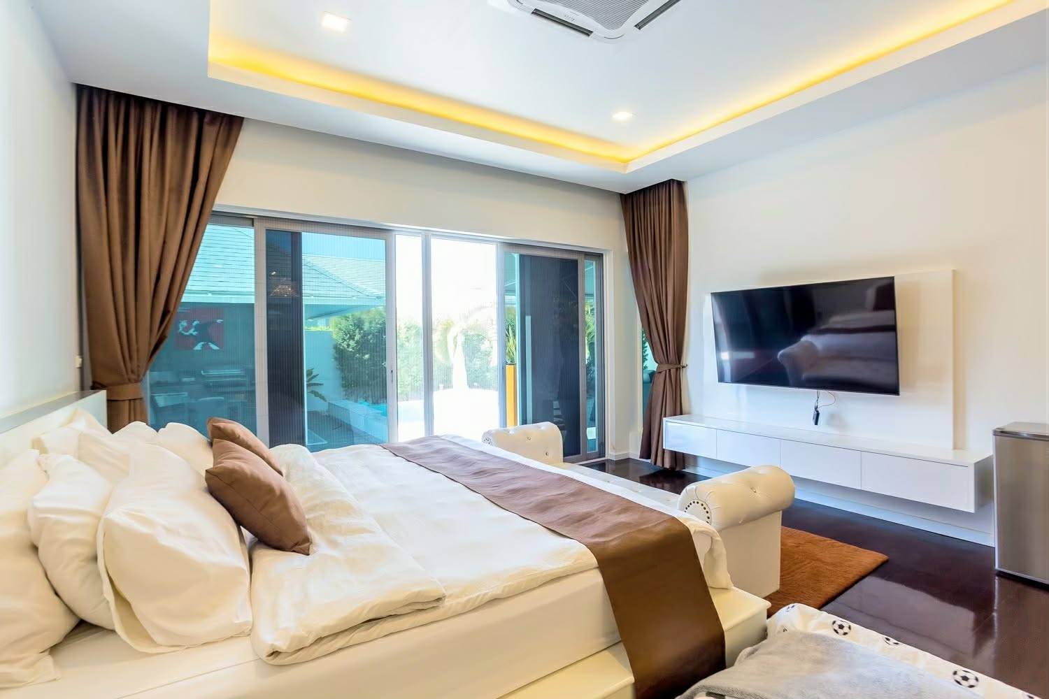 Spacious 4-Bedroom Pool Villa with Outdoor Sala in Hin Lek Fai