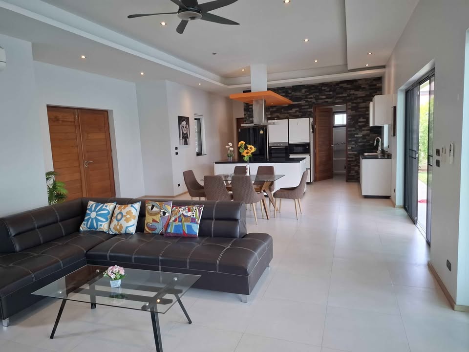 Spacious 3-Bedroom House with Large Pool in Hin Lek Fai