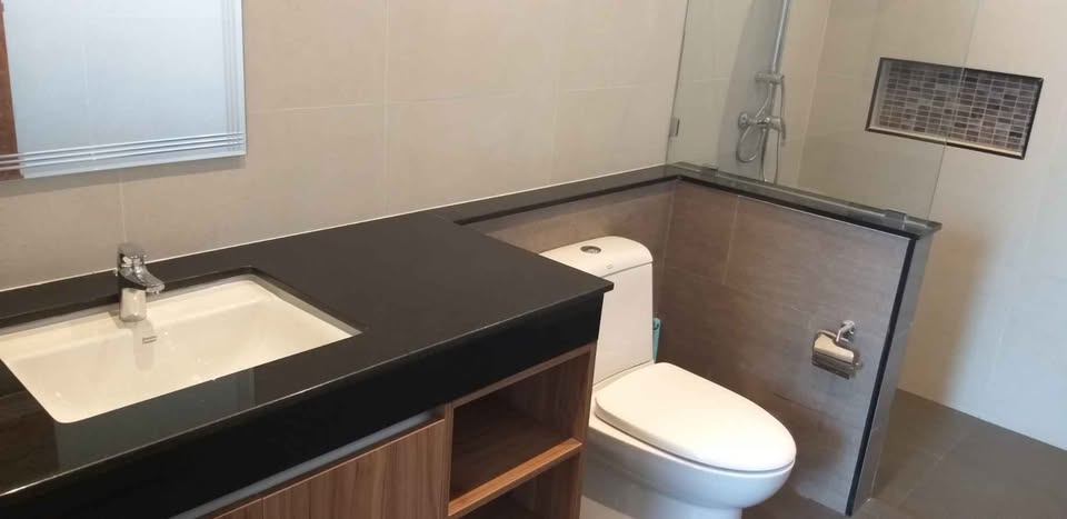 Spacious 3-Bedroom House with Large Pool in Hin Lek Fai